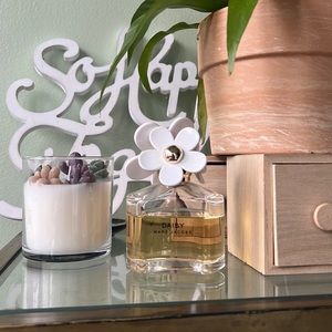 Marc Jacobs Daisy 3.4 oz, 🌼 lovely perfume with enticing floral notes 💛